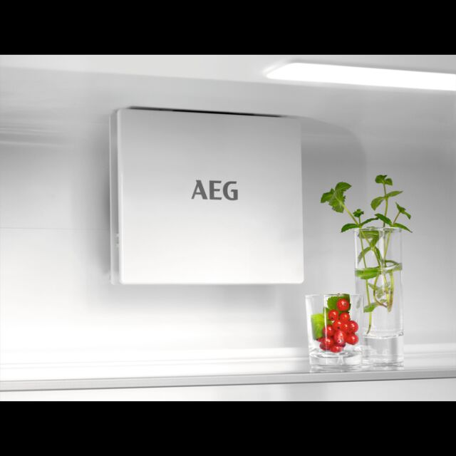 AEG NSC7G751ES 69.6cm 70/30 IntegratedFrost Free Fridge Freezer - White