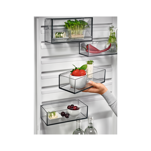 Aeg RCB732E5MB 186cm Tall Fridge Freezer
Freestanding 60/40 pro 700, TwinTech, CustomFlex, MetalCold, Premium lateral LED, Ex