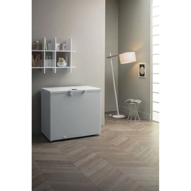 Hotpoint CS2A400HFMFAUK1 140.5cm Chest Freezer   - White