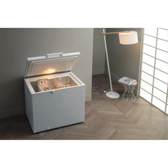 Hotpoint CS2A400HFMFAUK1 140.5cm Chest Freezer   - White