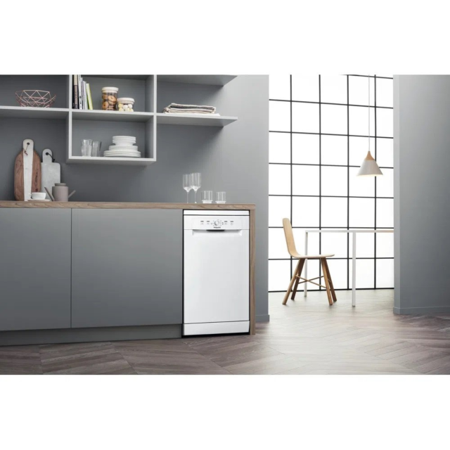 Hotpoint HSFE1B19UKN Freestanding Slimline Dishwasher - White