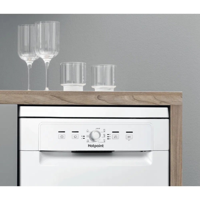 Hotpoint HSFE1B19UKN Freestanding Slimline Dishwasher - White