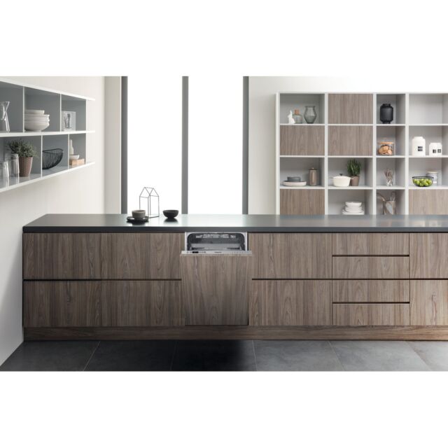 Hotpoint HSIC3M19CUKN 13 Place Built In Slimline Dishwasher