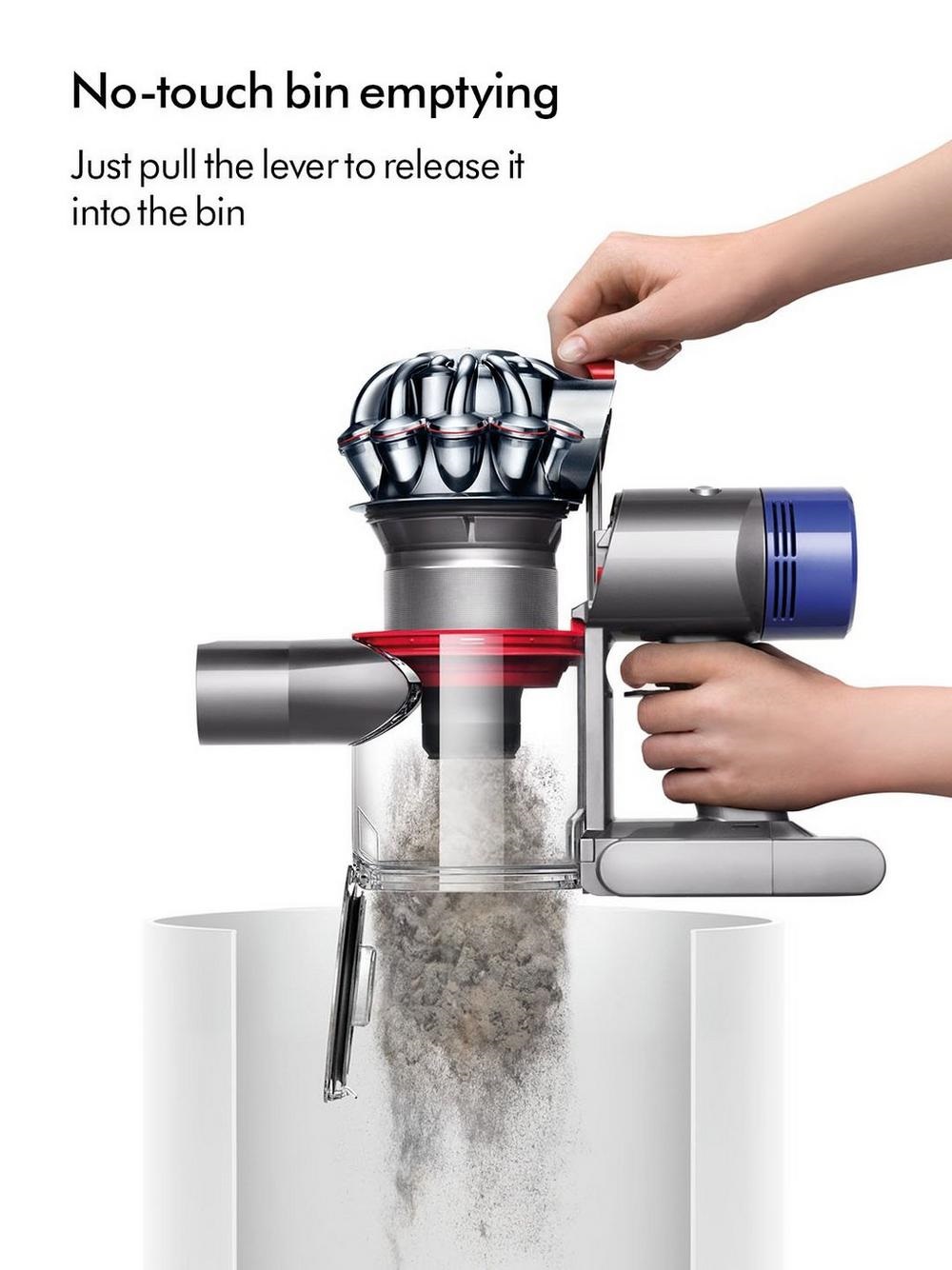 No-touch bin emptying. Just pull the lever to release the collected dirt into the bin.